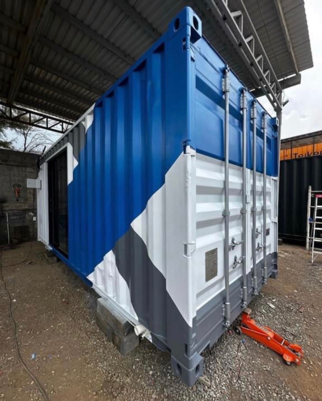 Contenedor de 20 pies con puerta