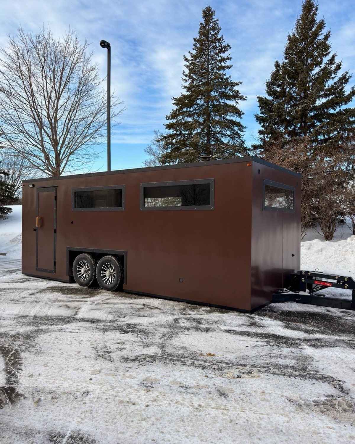 remolque mini casa marrón